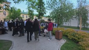 Вечер пятницы. Время молодежных вечеринок.