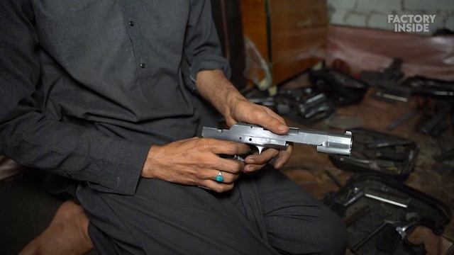 Внутри оружейного завода. Процесс производства пистолета смотреть онлайн