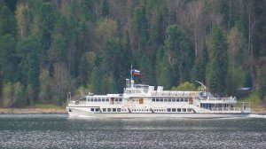 Белый теплоход