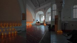 Аида Глухова за органом в Шведской церкви Святой Екатерины, Санкт-Петербург