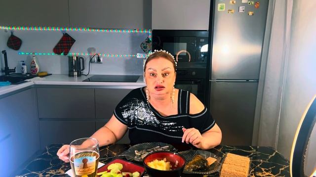 Я чилю на расслабонеДва василька впервые попали в приличное общество  и принялись отбивать хавку