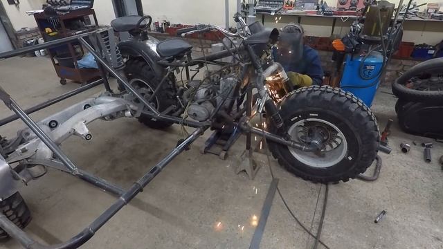 УРАЛ С ПРИВОДОМ НА КОЛЯСКУ смотреть онлайн