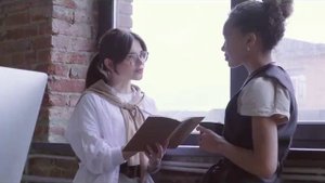 Женщины разговаривают тезисами пропаганды
