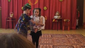 В детском саду мальчик связывает девочку на утреннике