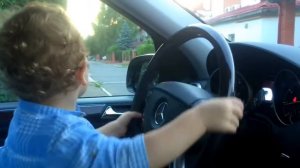 Тимур ведет машину. Kid drives car. Ребенок за рулем.