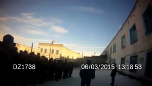 Смотрящий за бараком разговаривает с Администрацией