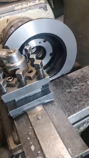 Точу тормозной диск. смотреть онлайн