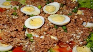 Салат с тунцом и перепелиными яйцами