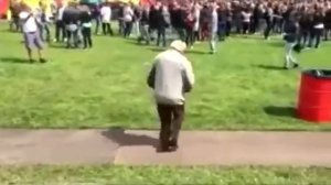 Старик,танцует на рок фестивале.
