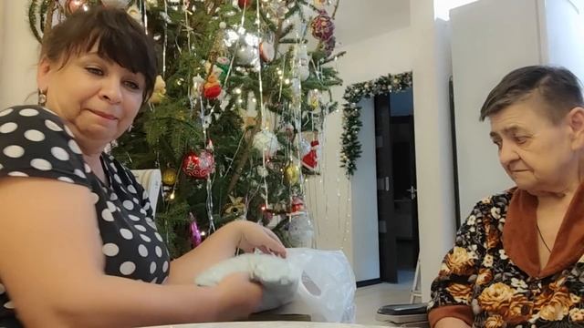 Меня завалили подарками. Распаковка посылок от зрител смотреть онлайн