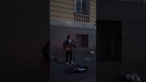 Уличный музыкант в Санкт-Петербурге. Чайф - "Батарейка"