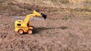 Трактор едет по дороге , по лужам и застревает а синий ?