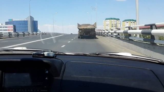 Мусоровоз на мосту