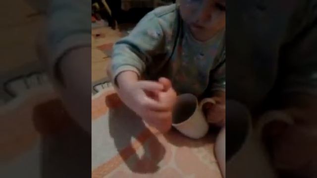 прикол.ребенок принимает кефирную ванну...