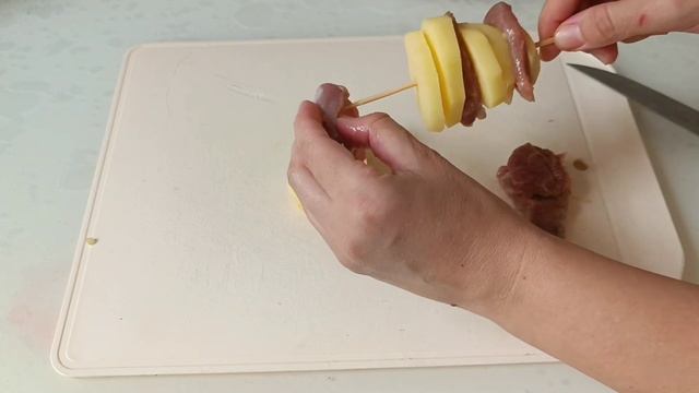 Кебаб с картофелем на шпажках