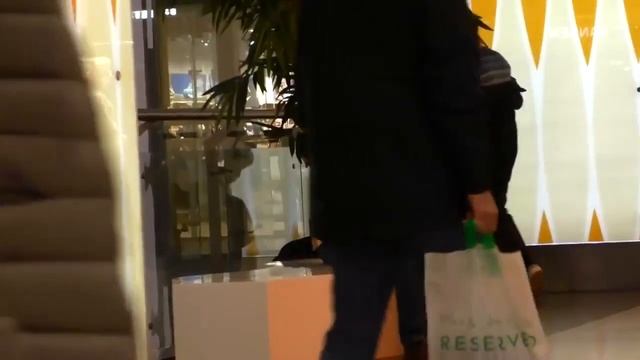 Edward Bill - НОВЫЙ Пранк Обливаю водой в торговом центре Едвард Билл смотреть онлайн