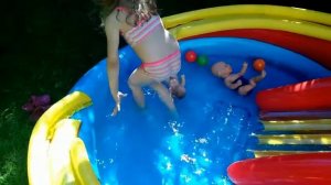 Кристина купается в бассейне.Радужный бассейн.