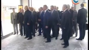 Лукашенко и коровы! Прикол!