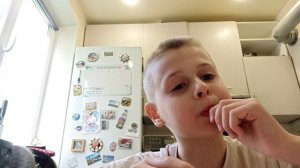 Ем 2 конфеты