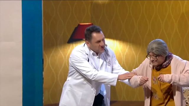 ТРЯХНУЛА СТАРИНОЙ! Два врача НАПОМНИЛИ бабке что такое молодость! Тест на психику и приколы 2021 смотреть онлайн