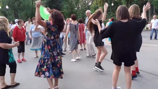 ОЛНА КАЛИНА ЗА ВІКНОМ! ТАНЦЫ ХАРЬКОВ УКРАИНА СЧАСТЛИВЫЕ ДНИ смотреть онлайн