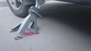 Оставил авто на страховочных упорах на несколько дней