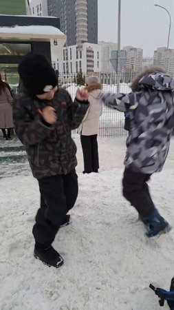 Дети танцуют возле школы после уроков