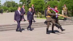С.Лавров на церемонии возложения венка у Вечного огня к могиле Неизвестного солдата, 21 мая 2025 г.