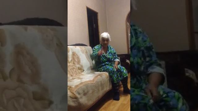 Прикол.Бабушка исполняет смотреть онлайн