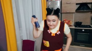 Аленка хулиганка  играет и делает Challenge "розыгрыши и сюрпризы" над Сашей