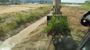 Очистка дренажной траншеи. Работа на экскаваторе. Тай?