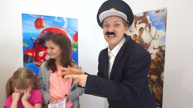 Школьники пронесли сладости в кинотеатр но их поймал билетёр. часть 2