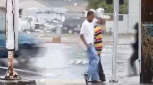 Черные парни танцуют на улице необычно и красиво!