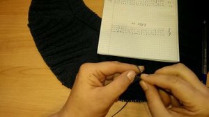 Очень простой узор спицами для мужского джемпера.. Для вязания поворотными рядами и по кругу.