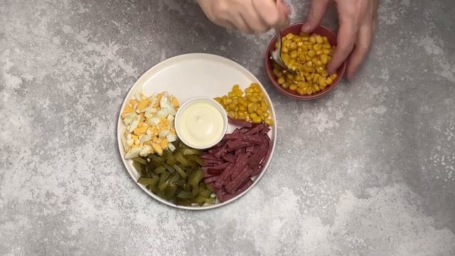 КАК ПРИГОТОВИТЬ САЛАТ ЗАКУСОЧНЫЙ С КОЛБАСОЙ И СОЛЕНЫМ смотреть онлайн