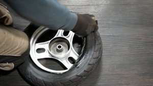 ЗАМЕНА ПОКРЫШКИ НА СКУТЕРЕ ЗА 5 МИНУТ