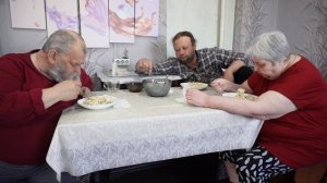 Обделила мужа морепродуктами Все мидии и креветки себе и к сыну в чашку Вкусный обед на кухне
