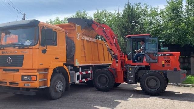 Фронтальный погрузчик MOLOT 300T. Погрузка самосвала Shaanxi.