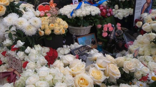 Огромный Букет Белых Роз 400 штук. Кованные Розы, Могила