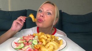 Мукбанг макароны по яновски ,салат. еда на камеру.