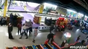 ТЦ ЗИМНЯЯ ВИШНЯ (КЕМЕРОВО) ПЕРВЫЕ МИНУТЫ ПОЖАРА!!!!!!!