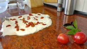 Хлеб на закваске с вяленными помидорами и сыром!