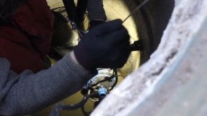 Оборвался трос скважинного насоса, труба ПНД 32 мм упала в скважину, слетев с оголовка как достать.