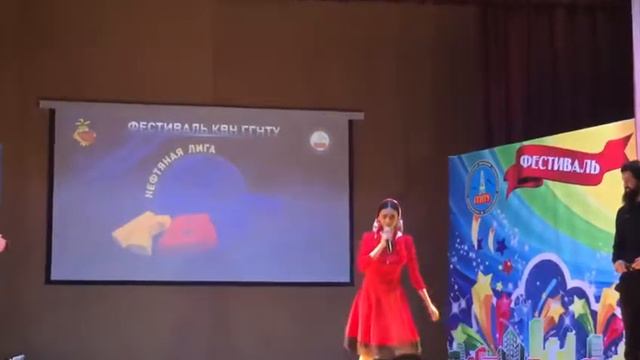 Макка Асхабова поет на сцене смотреть онлайн