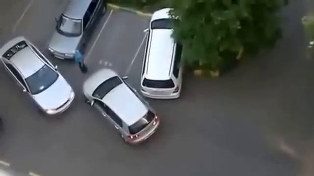 Бабы за рулем! Две тупые блондинки встретились во дворе!