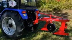 Трактор Lovol TE354 в работе с плугом