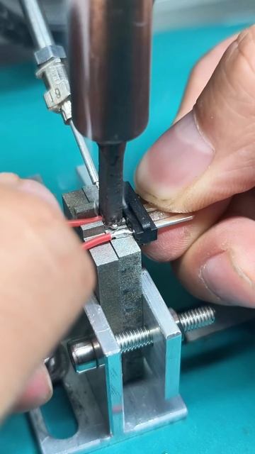 ASMR： Perfect Electronic Soldering with Auto Feed & Laser Guide - Shiny, Precise Joints!
