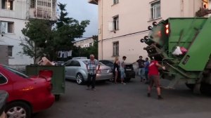 Как работают мусоровозы в Батуми