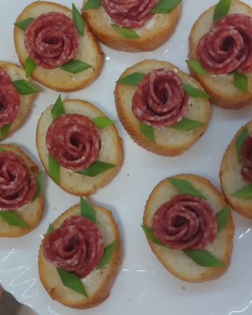 Праздничные бутерброды с сыром и колбасой