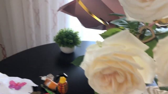 Белые розы в вазе.